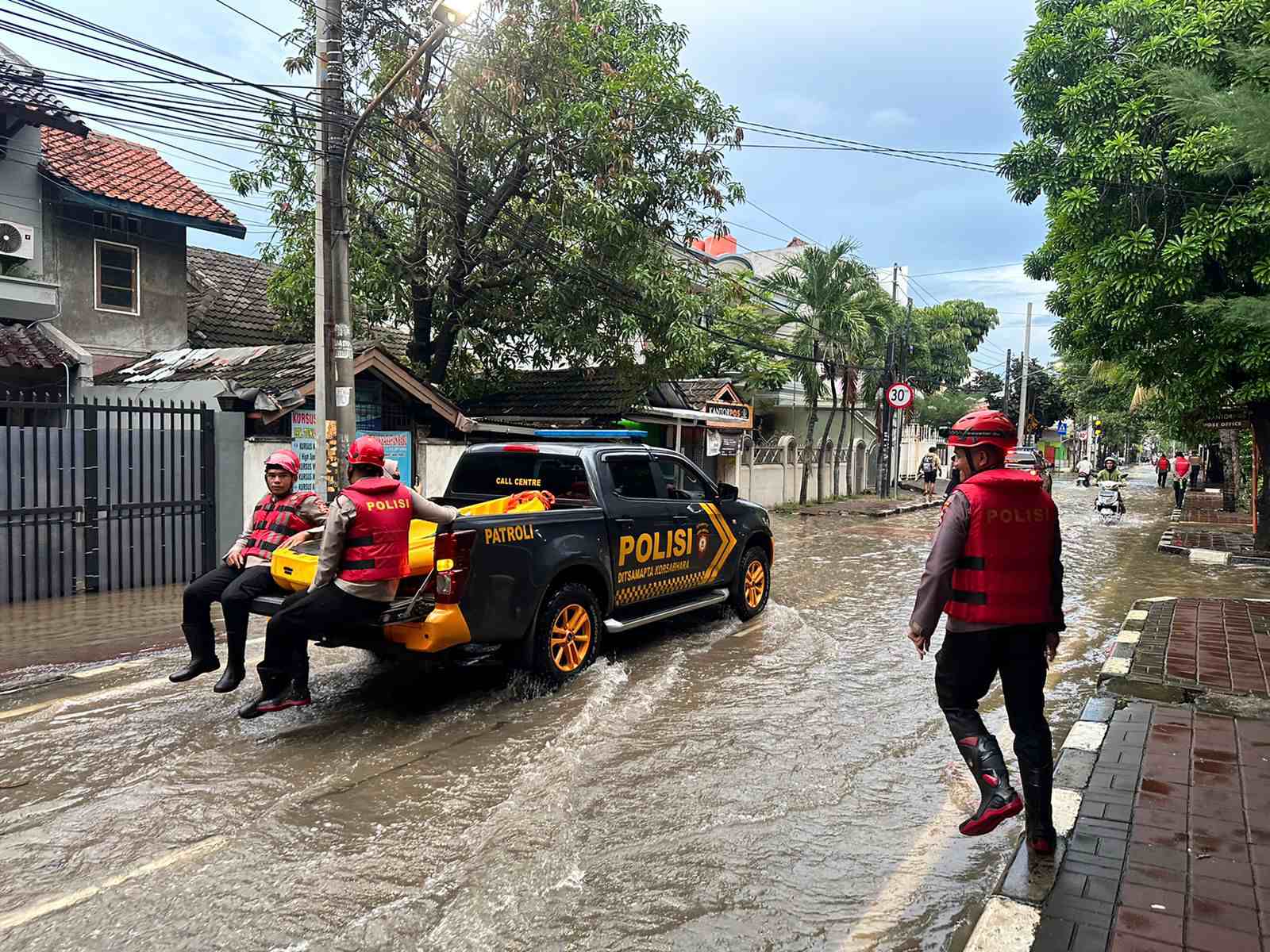 Personel Detasemen Perintis Korsabhara Baharkam Polri Evakuasi Warga Terdampak Banjir di Cilincing