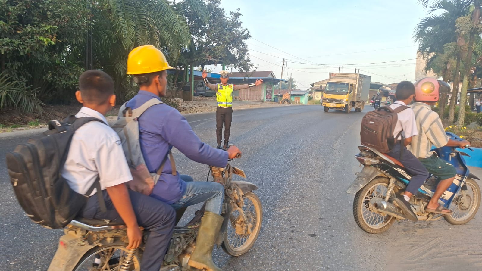 Sat Lantas Polres Batu Bara Giat Pengaturan Lalu Lintas Pagi, Pastikan Kamseltibcarlantas Kondusif   