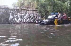 Polri Gerak Cepat Atasi Banjir di Cakung, Kerahkan Personel, Peralatan, dan Dapur Lapangan untuk Bantu Warga