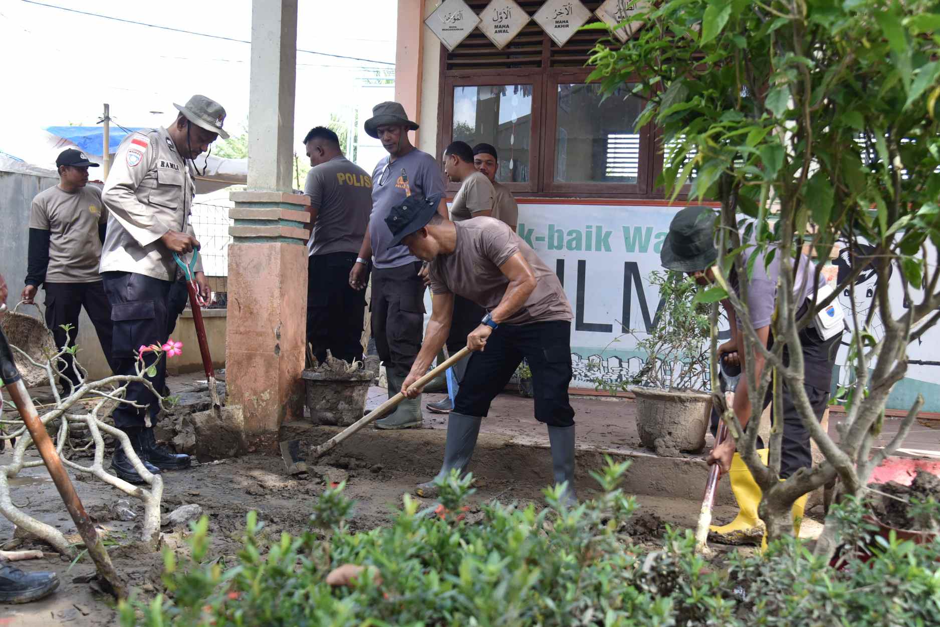 Polres Bireuen Bergerak Cepat Pulihkan SD Negeri 11 Kutablang Pascabanjir Bandang, Gelar Gotong Royong Bersama Masyarakat