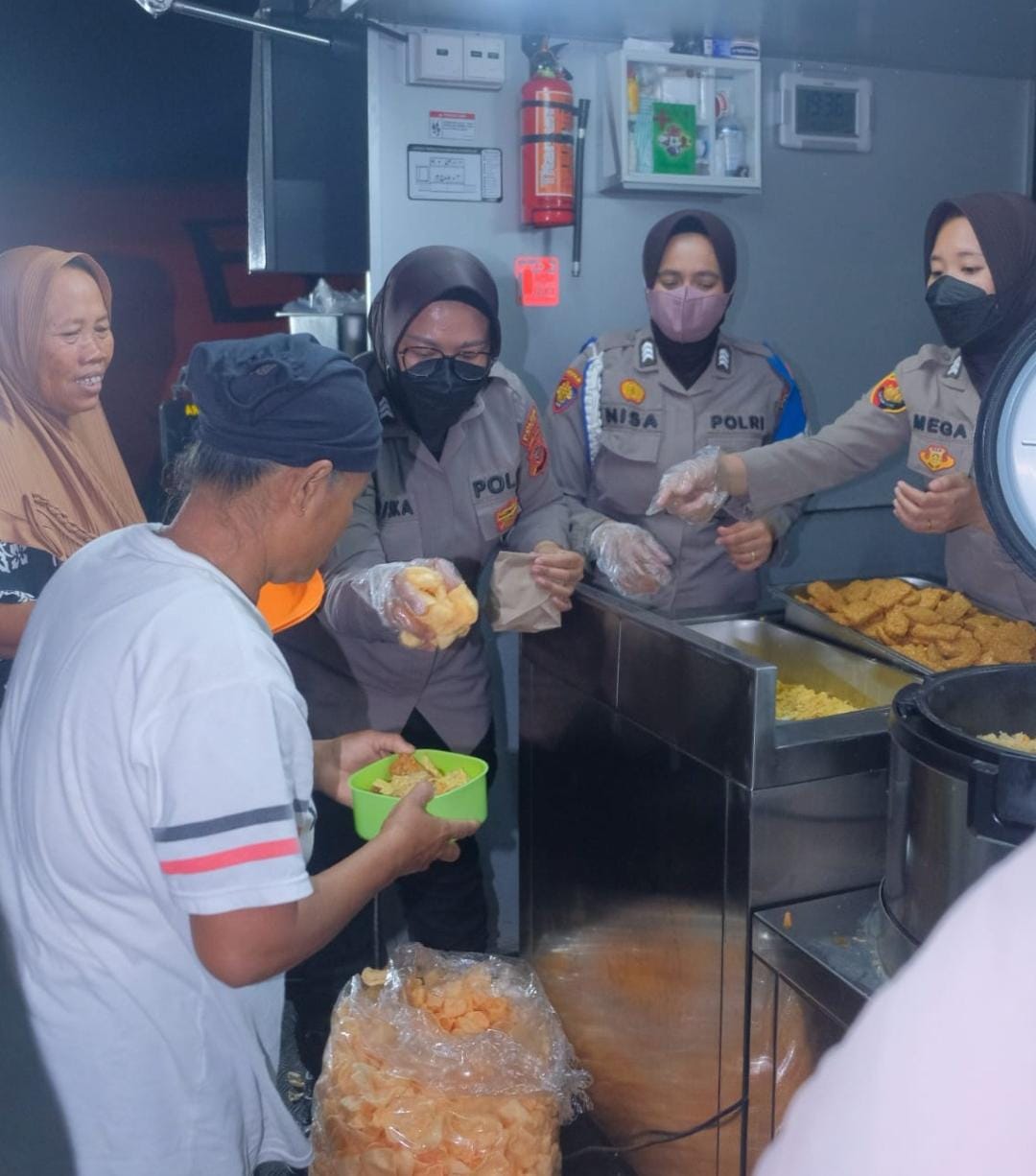 Polri hadir di tengah masyarakat saat musibah Banjir Karawang melanda.