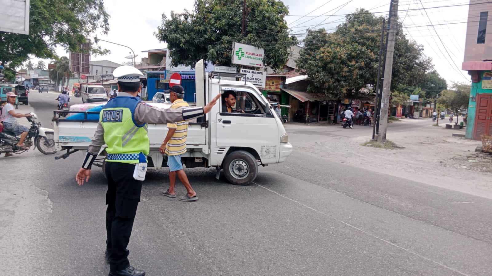 Sat Lantas Polres Batu Bara Atur Lalu Lintas Siang Hari di Simpang Tanah Merah, Upayakan Kelancaran Arus