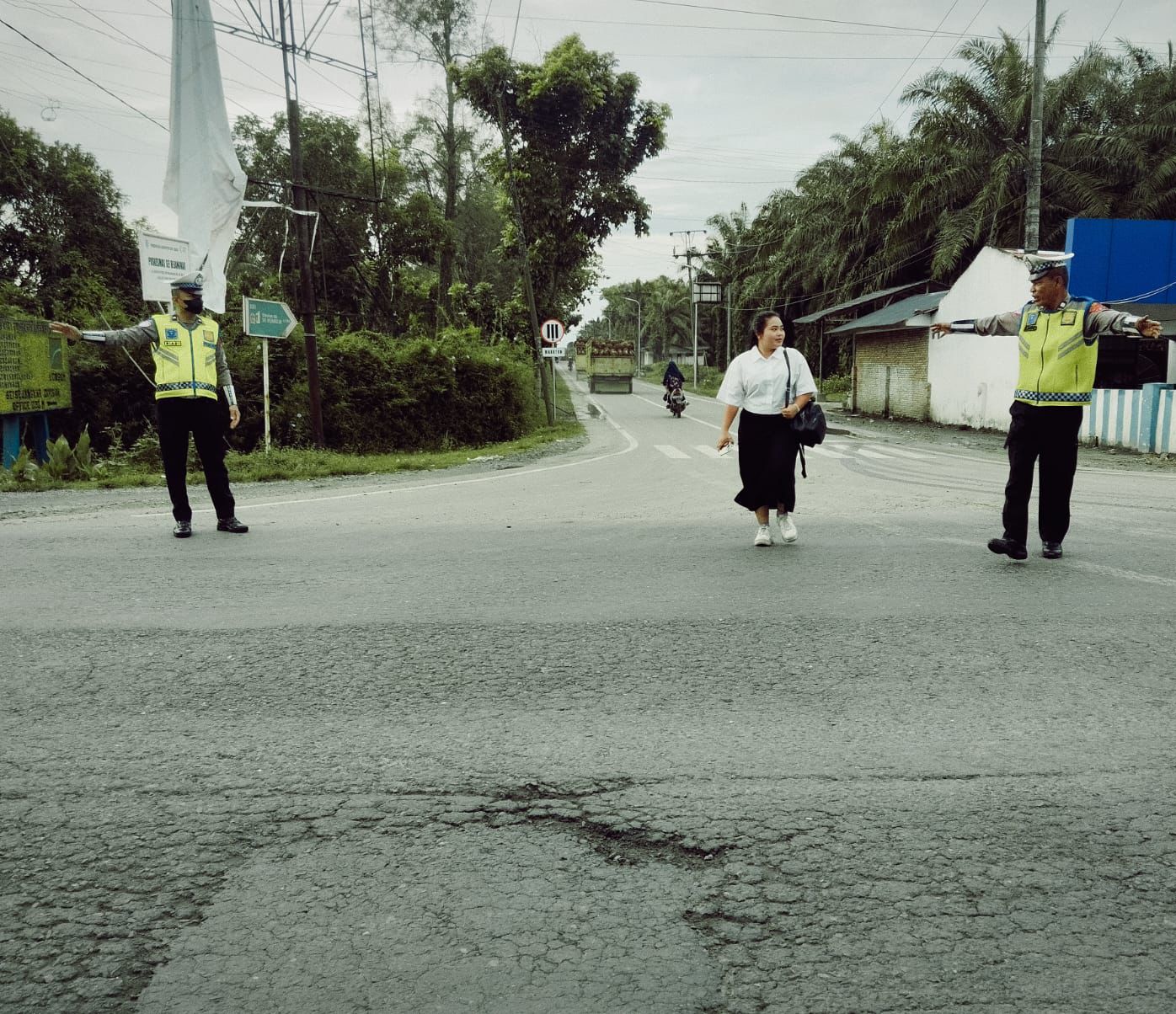 Sat Lantas Polres Batu Bara Hadir di Sei Bejangkar, Gatur Pagi untuk Kelancaran Aktivitas Masyarakat