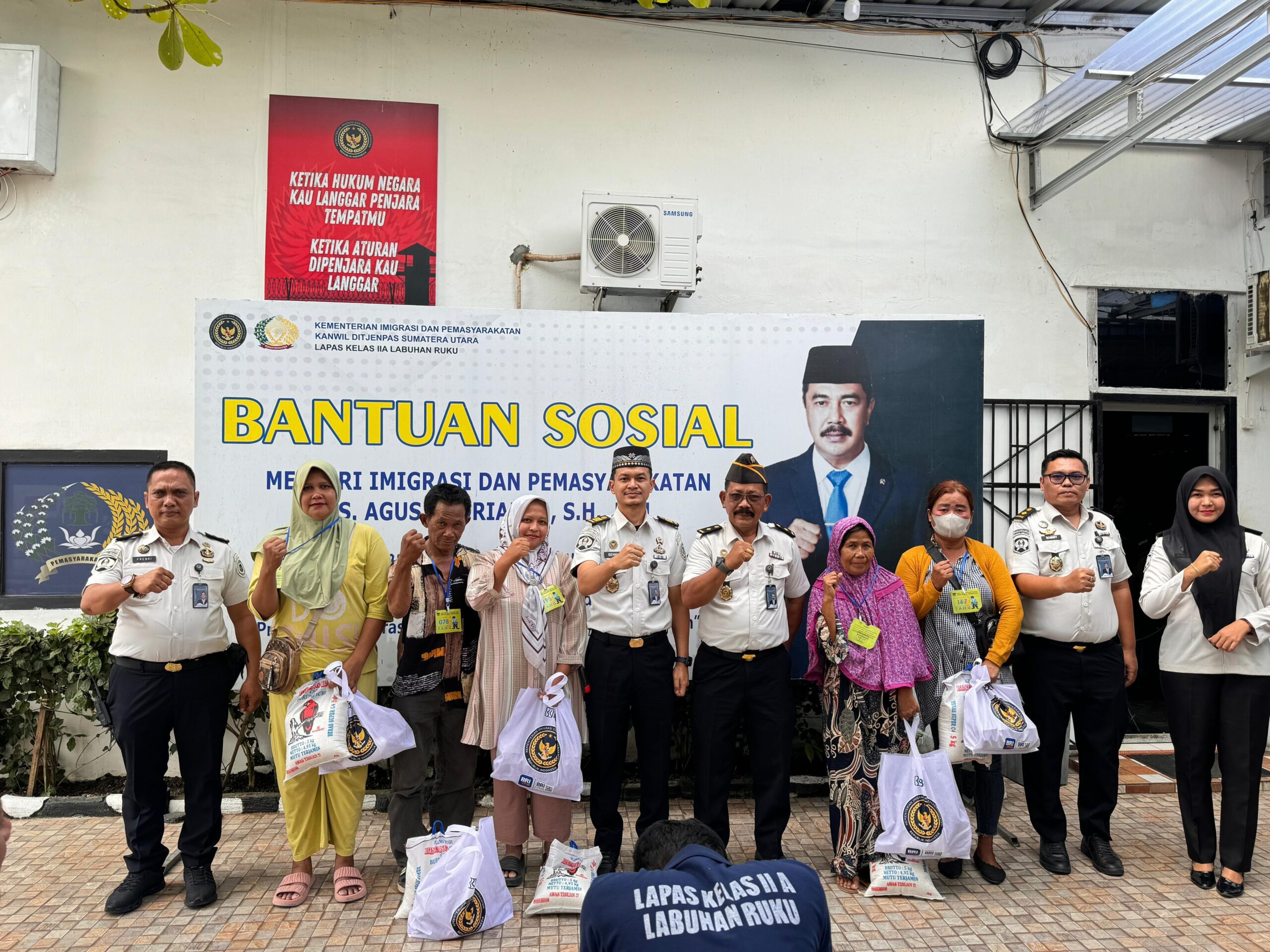 Ringankan Beban Keluarga Warga Binaan, Lapas Labuhan Ruku Bagikan Bantuan Sosial