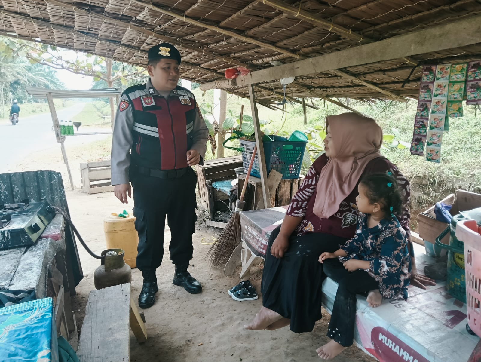 Polsek Lima Puluh Aktif Patroli dan Jalin Silaturahmi dengan Warga, Jaga Kamtibmas Kondusif