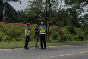 Satlantas Polres Batu Bara Salurkan Berkah Jumat dengan Berbagi Nasi Kotak kepada Pekerja Jalanan