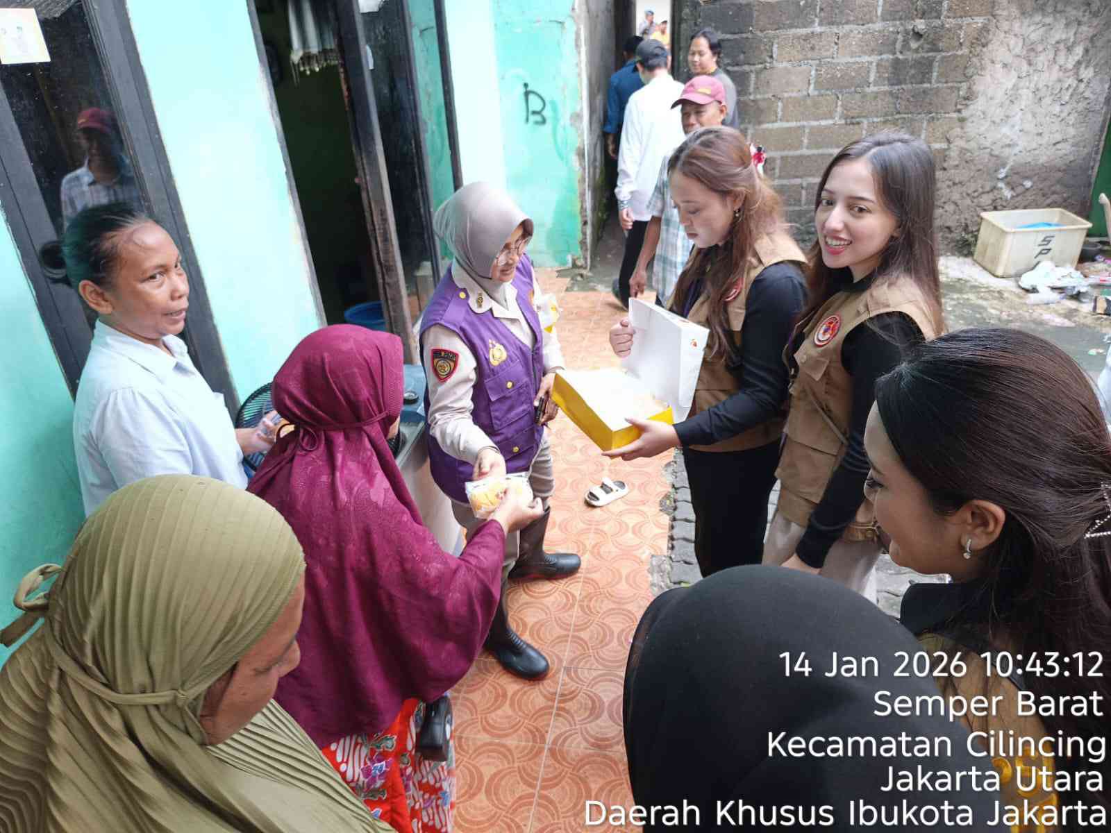 Tim Trauma Healing Polri Bersama Relawan UI Hadir Bersama Warga Pascabanjir di Cilincing