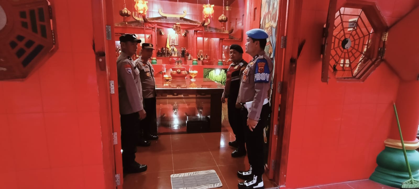 Polsek Lima Puluh Sterilisasi Kelenteng Gunung Santi, Jamin Keamanan Perayaan Imlek