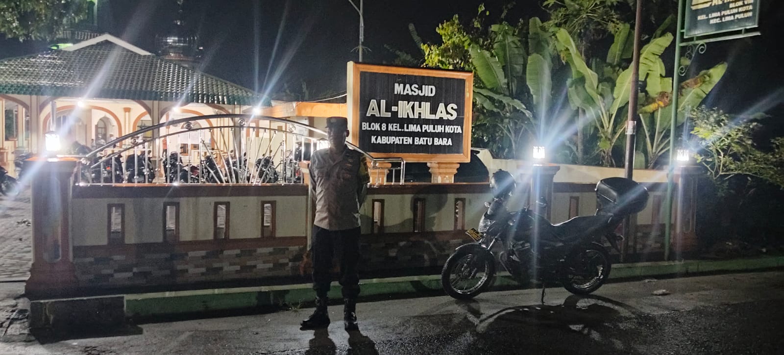 “Khusyuk Beribadah, Aman Terjaga!”, Polsek Lima Puluh Hadirkan Rasa Aman Selama Salat Tarawih di Masjid Al-Ikhlas