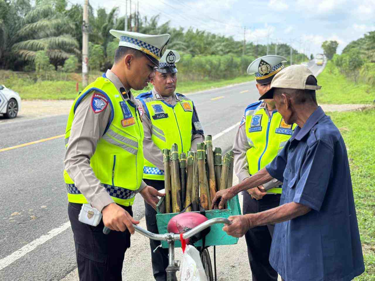 Jumat Berkah, Satlantas Polres Batu Bara Berbagi Sembako untuk Masyarakat