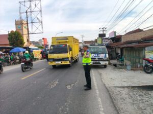 Satlantas Polres Batu Bara Atur Lalu Lintas di Pasar Takjil, Pastikan Keamanan dan Kelancaran Arus Jelang Berbuka