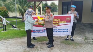 Polsek Labuhan Ruku Gelar Jumat Berkah, Berbagi Sembako untuk Kaum Duafa