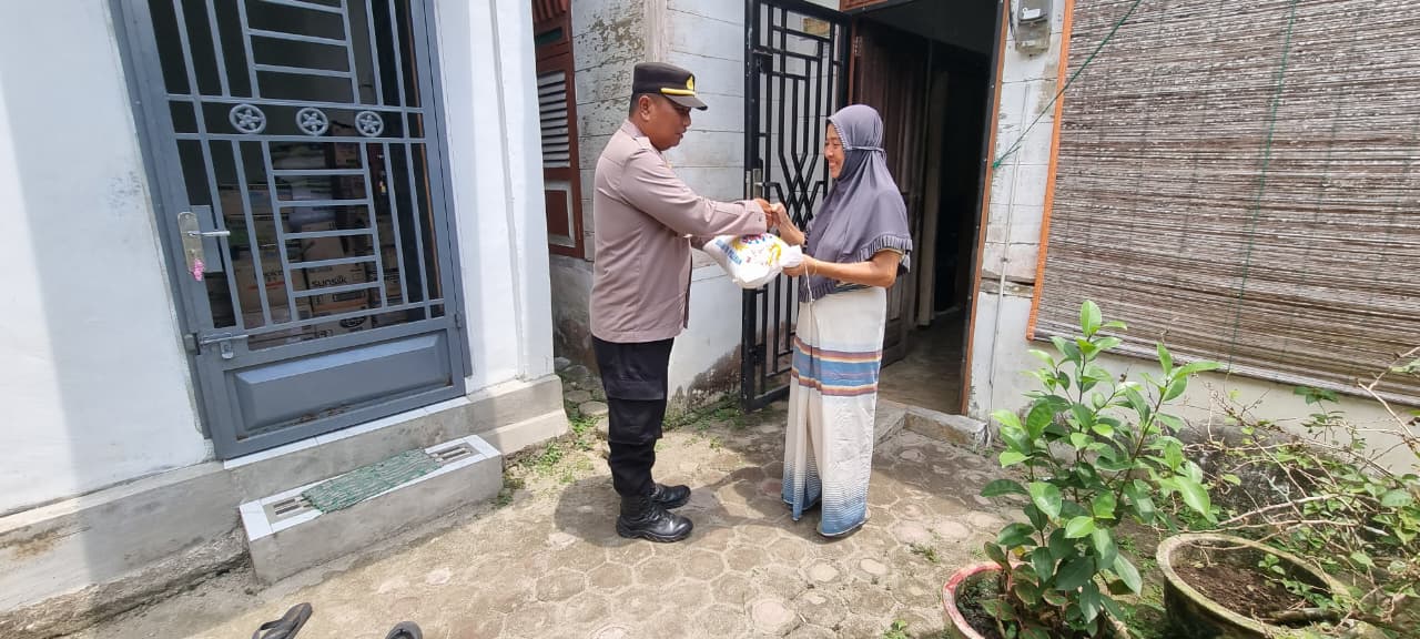 Polsek Labuhan Ruku Gelar Jumat Berkah, Berikan Sembako Kepada Kaum Dhuafa di Kelurahan Labuhan Ruku