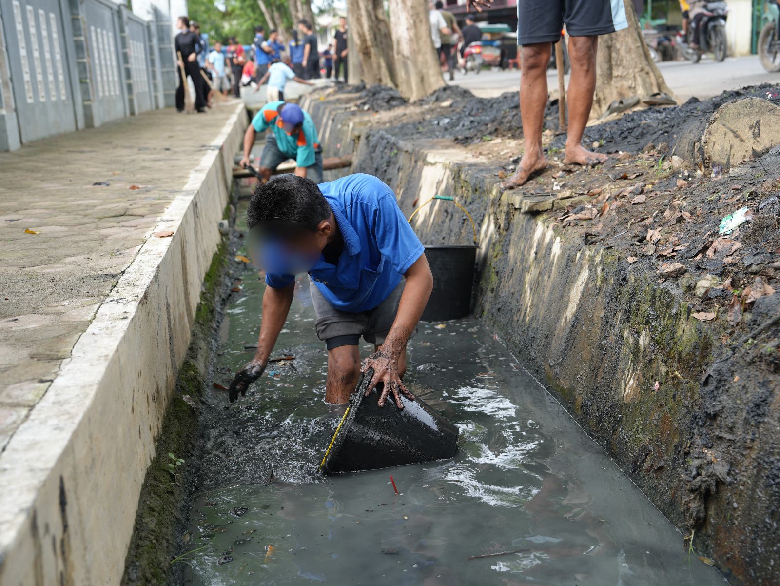 Dalam Rangka Hari Bhakti Pemasyarakatan ke-62, Rutan Pangkalan Brandan Gelar Gotong Royong Bersihkan Lingkungan
