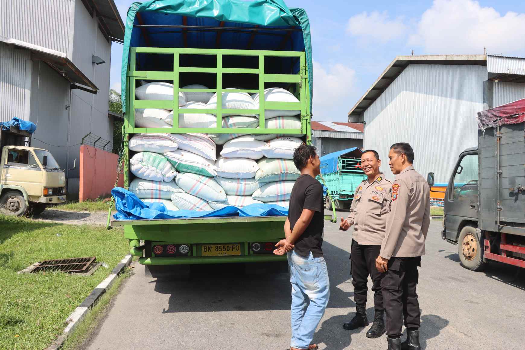 Kapolres Batu Bara Bantu Distribusikan 49 Ton Jagung ke Bulog Asahan, Dukung Program Ketahanan Pangan Nasional