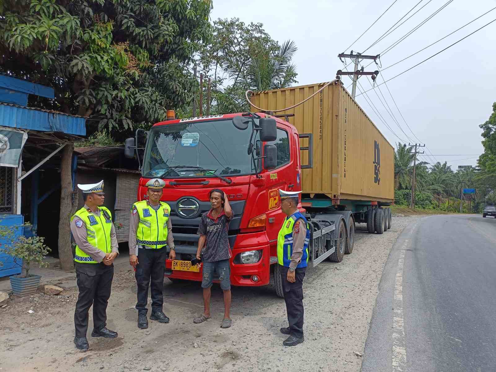 Satlantas Polres Batu Bara gelar sosialisasi dan siapkan area parkir untuk mobar truck