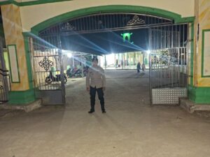 Polsek Medang Deras Amankan Sholat Tarawih di Masjid Al-Ihsan, Ingatkan Jemaah Mengunci Kendaraan