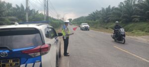Sat Lantas Polres Batu Bara Gelar Patroli Jalinsum dan Kegiatan Kibas Bendera di Wilkum Pos Lima Puluh