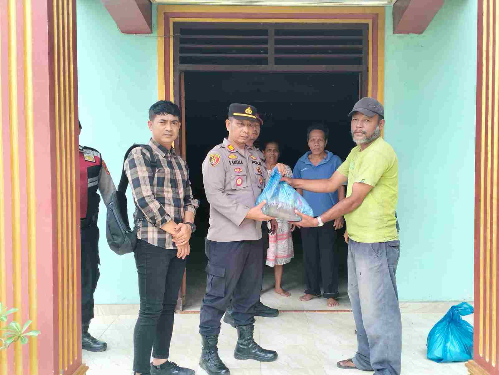 Kapolsek Lima Puluh Gelar “Minggu Kasih” di Gereja Pentakosta, Salurkan Sembako untuk Keluarga Membutuhkan