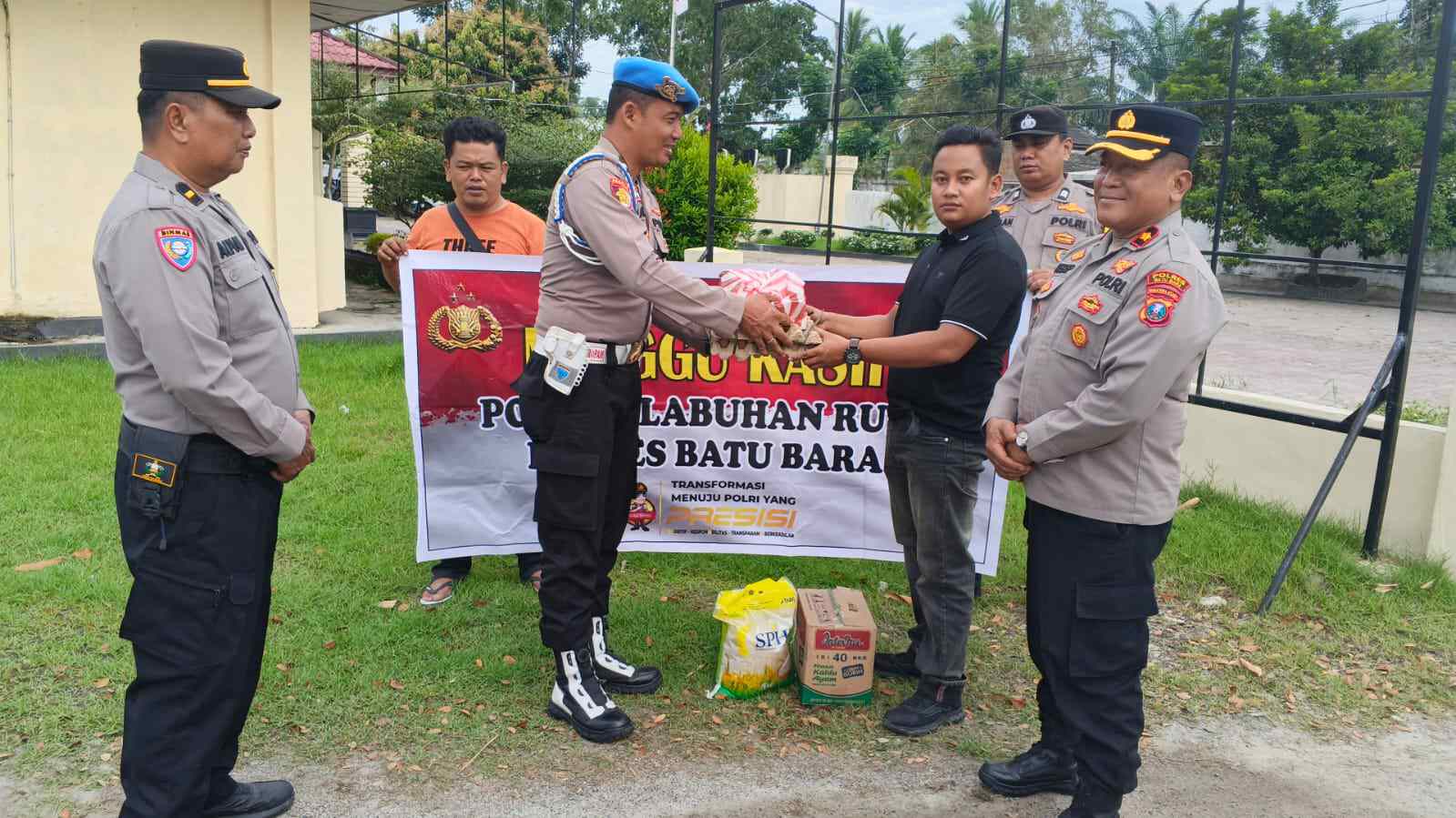 Kapolsek Labuhan Ruku Gelar Minggu Kasih dengan Berikan Bantuan Sembako kepada Kaum Dhuafa di Wilkum