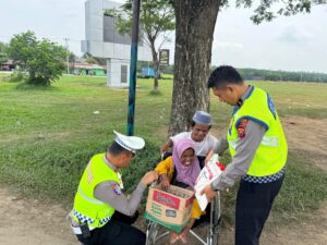Satlantas Polres Batu Bara Gelar Jum’at Berkah, Berbagi Sembako dan Patroli Antisipasi Kemacetan