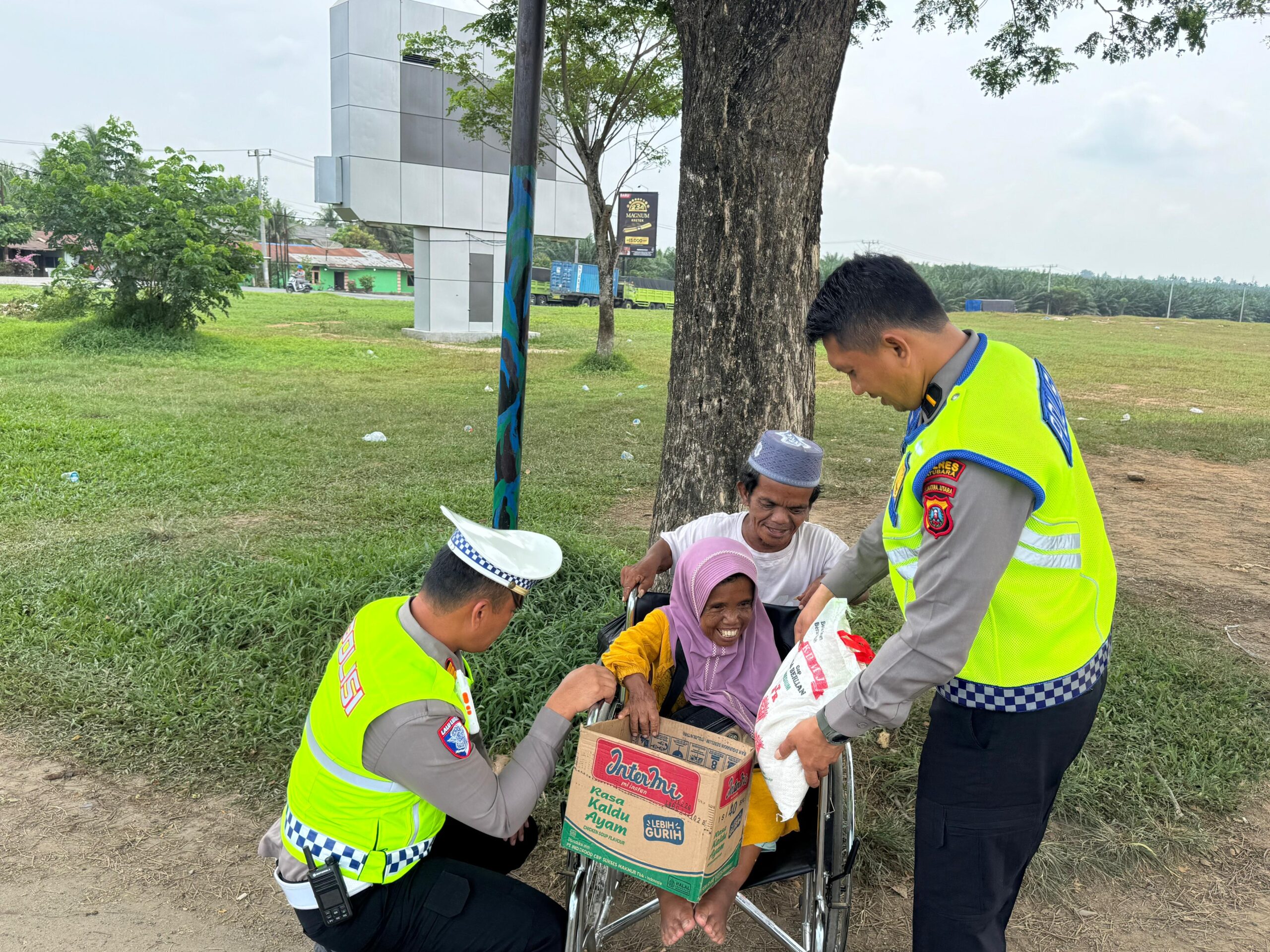 Satlantas Polres Batu Bara Gelar Jum’at Berkah, Berbagi Sembako dan Patroli Antisipasi Kemacetan